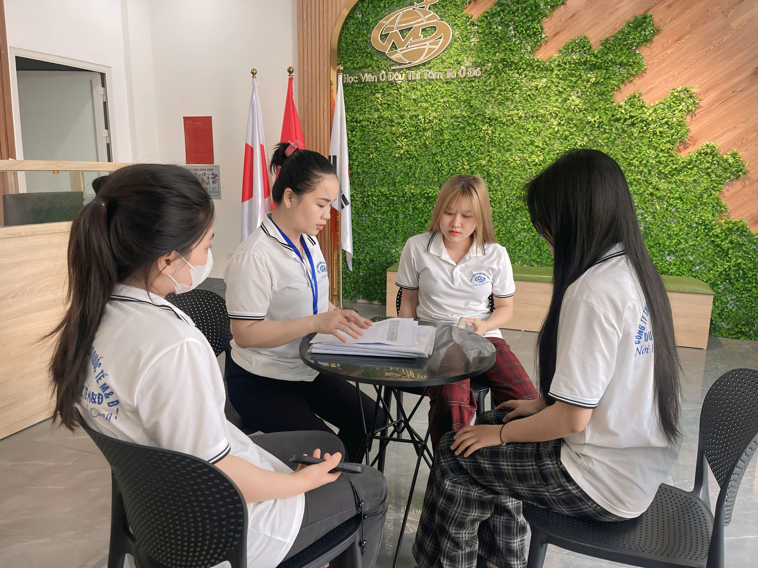 Trung tâm tư vấn du học M&Đ hỗ trợ học viên xin visa